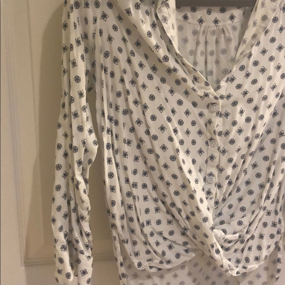 Small button up - Picture 4 of 6